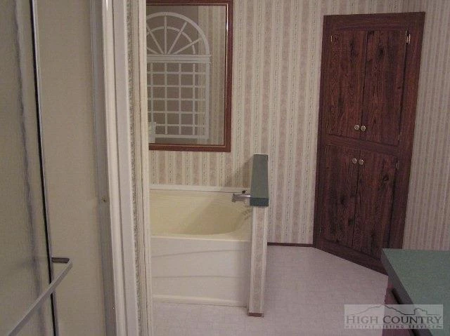 Image number 11 for the current listing