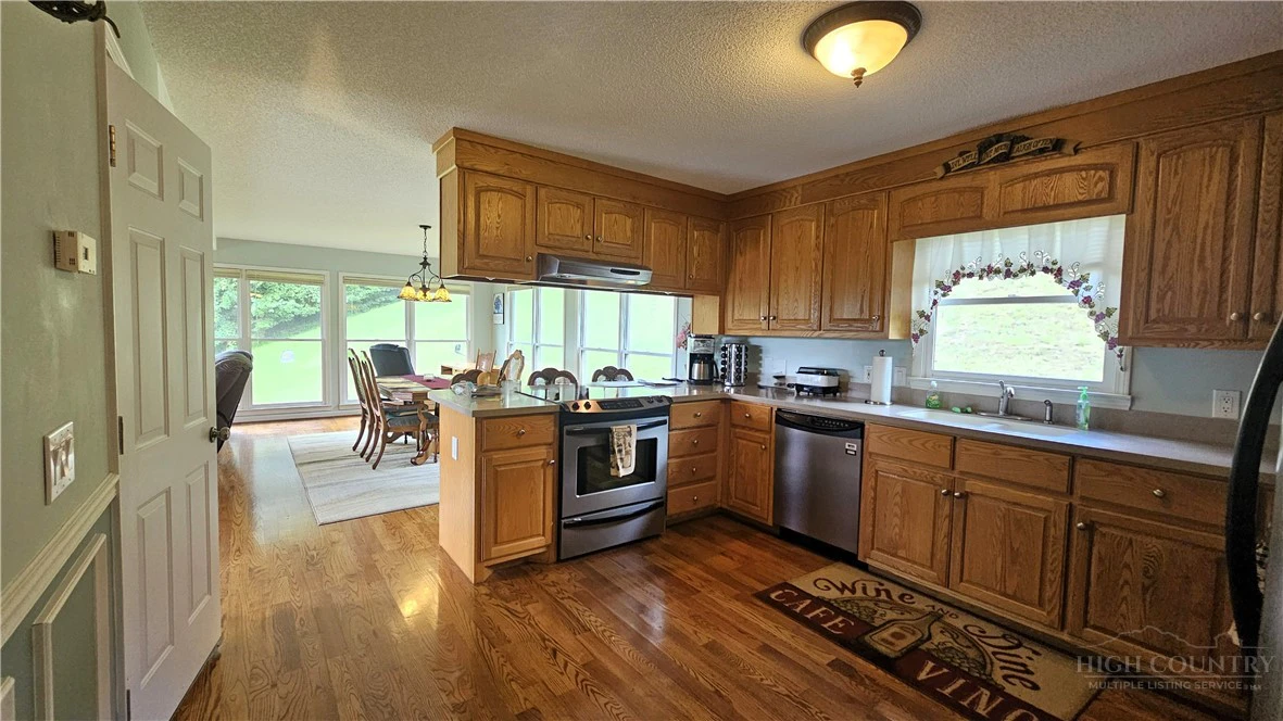 Image number 6 for the current listing