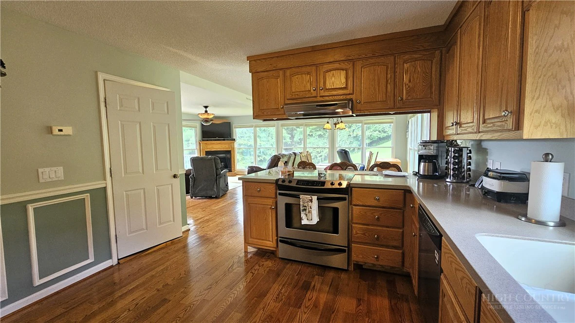 Image number 8 for the current listing