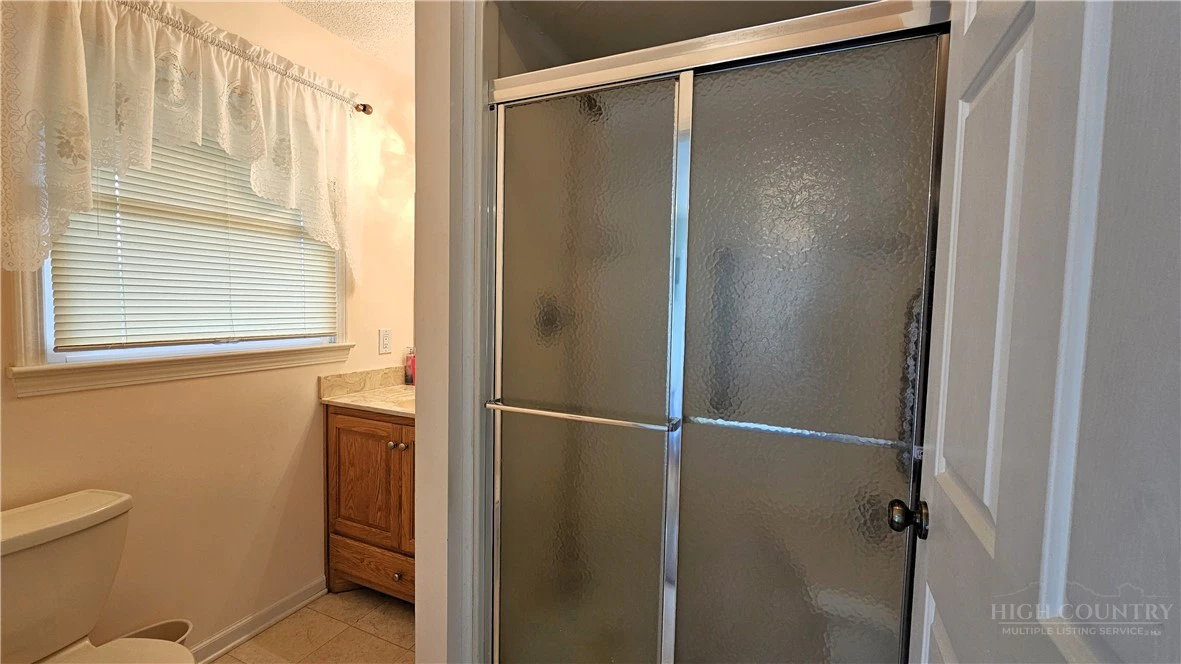 Image number 19 for the current listing