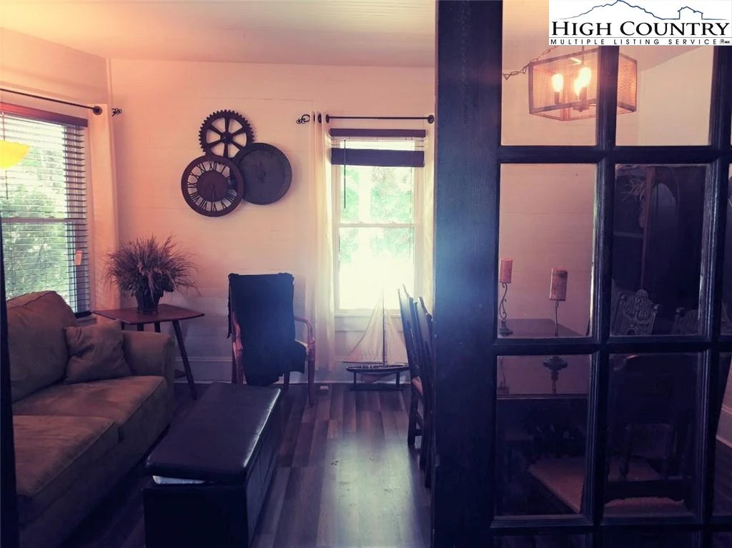 Image number 11 for the current listing