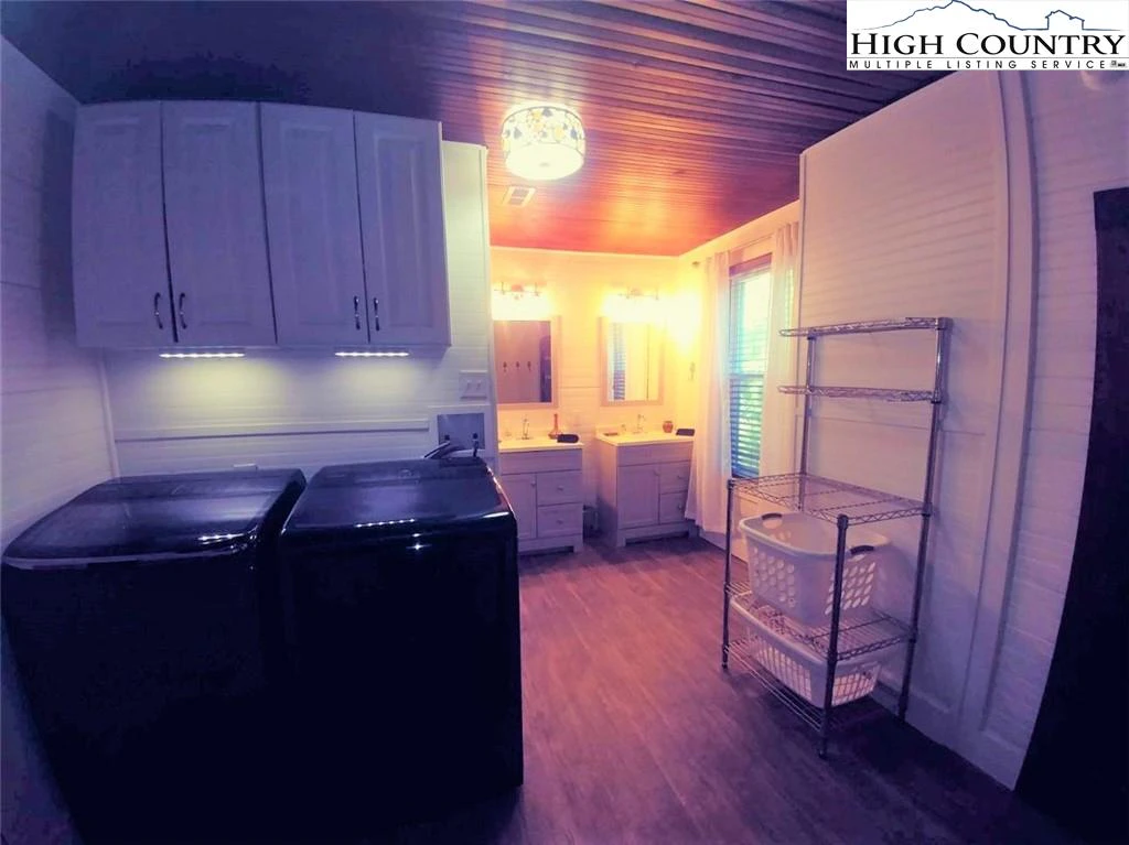 Image number 8 for the current listing