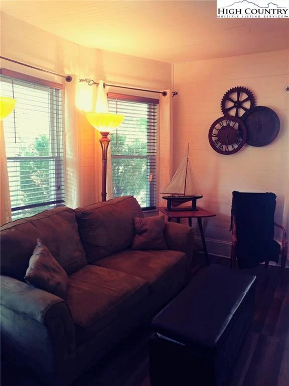 Image number 12 for the current listing
