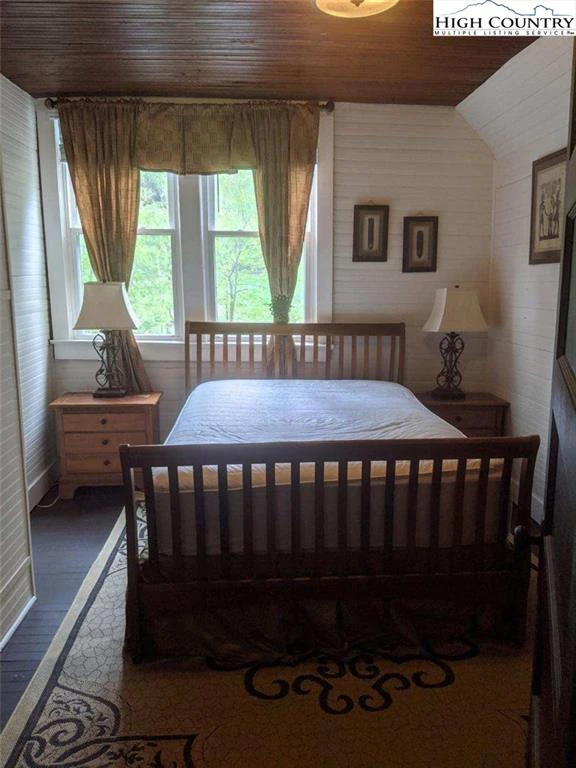 Image number 19 for the current listing
