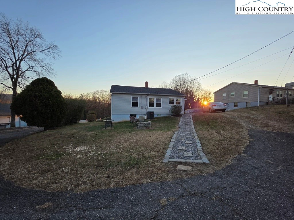Image number 11 for the current listing