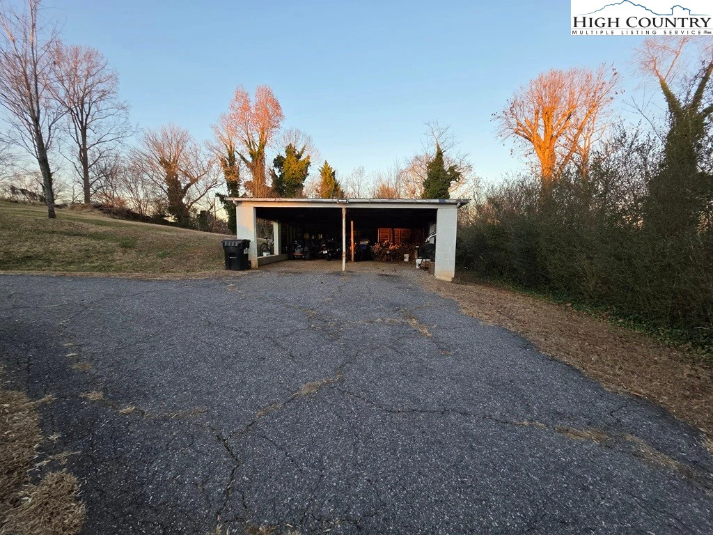 Image number 15 for the current listing