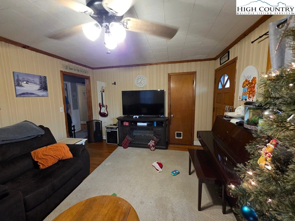 Image number 21 for the current listing