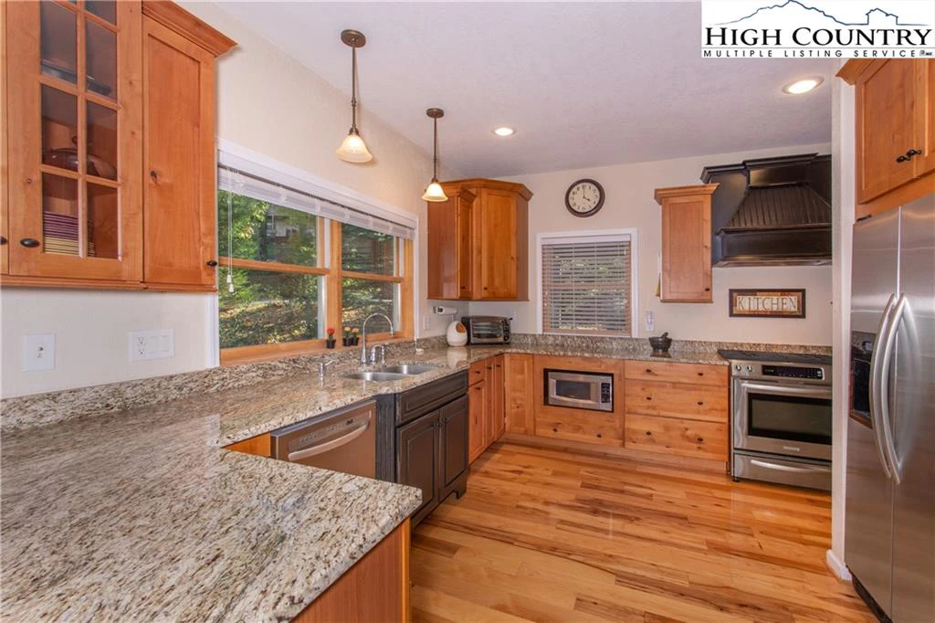 Image number 2 for the current listing