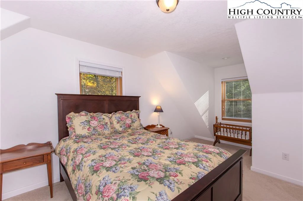 Image number 9 for the current listing