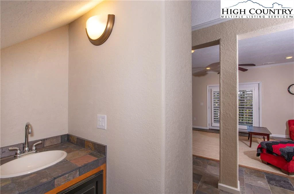 Image number 8 for the current listing