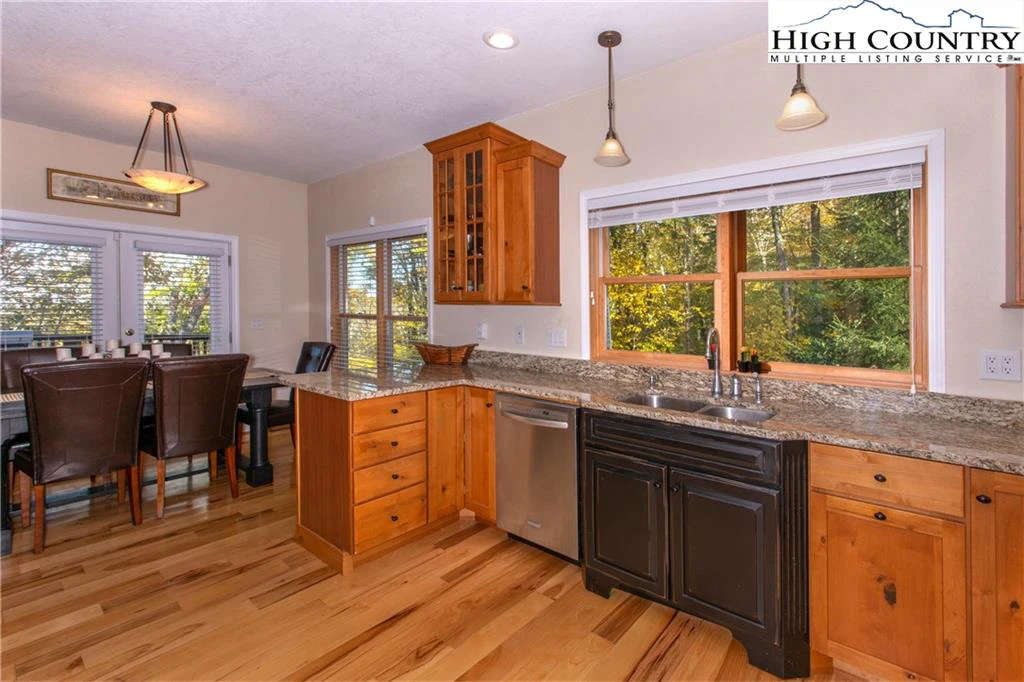 Image number 20 for the current listing
