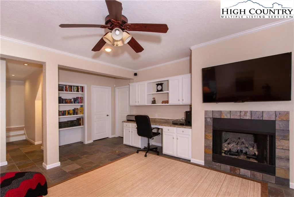Image number 19 for the current listing