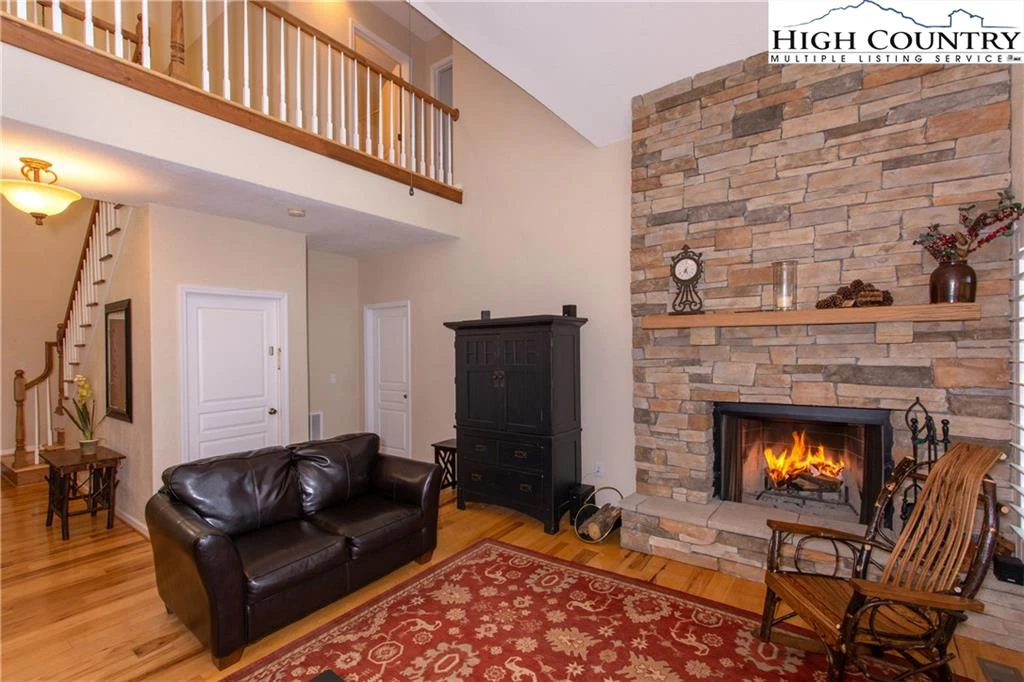 Image number 14 for the current listing