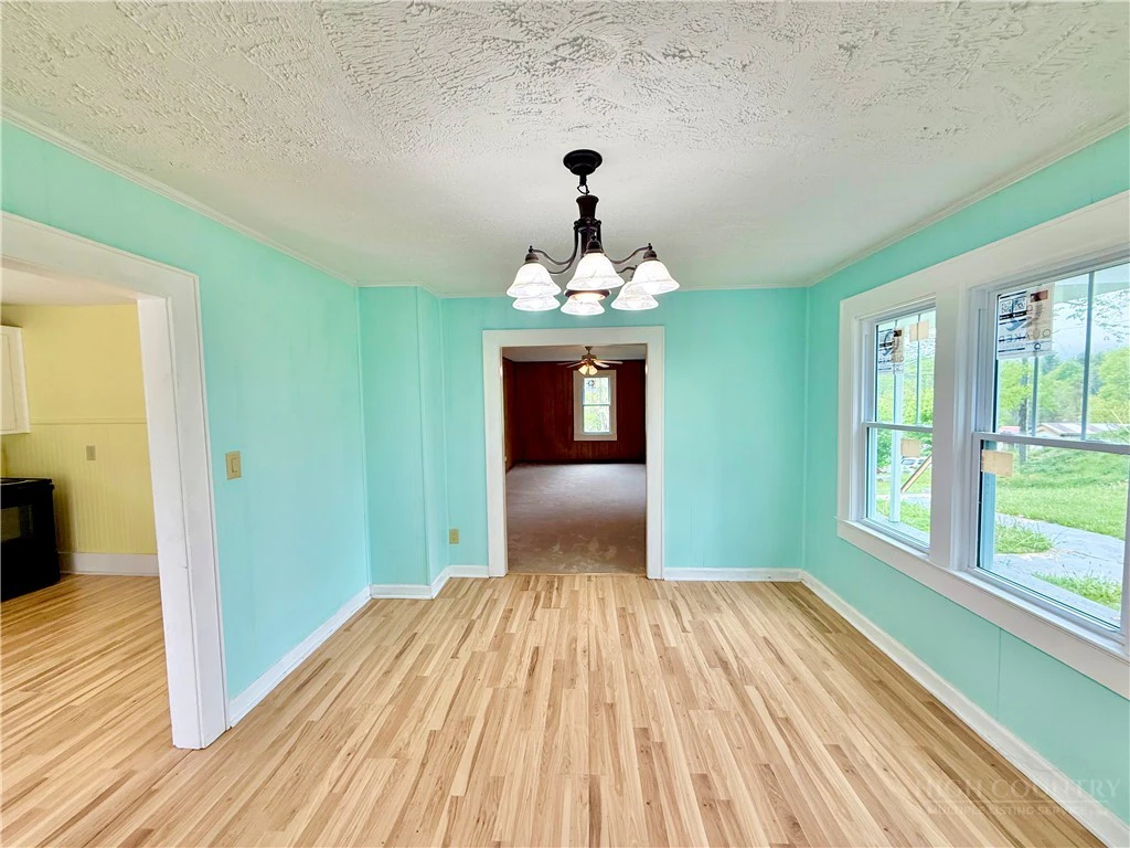 Image number 18 for the current listing