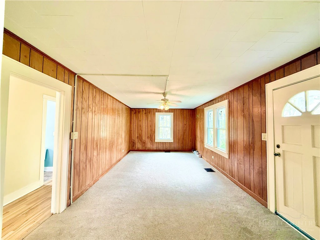 Image number 19 for the current listing