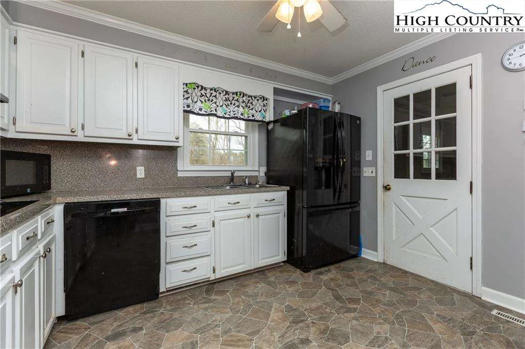 Image number 14 for the current listing