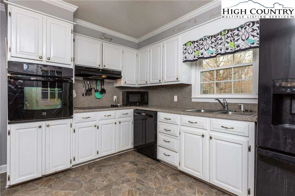 Image number 2 for the current listing