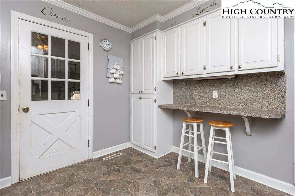 Image number 13 for the current listing