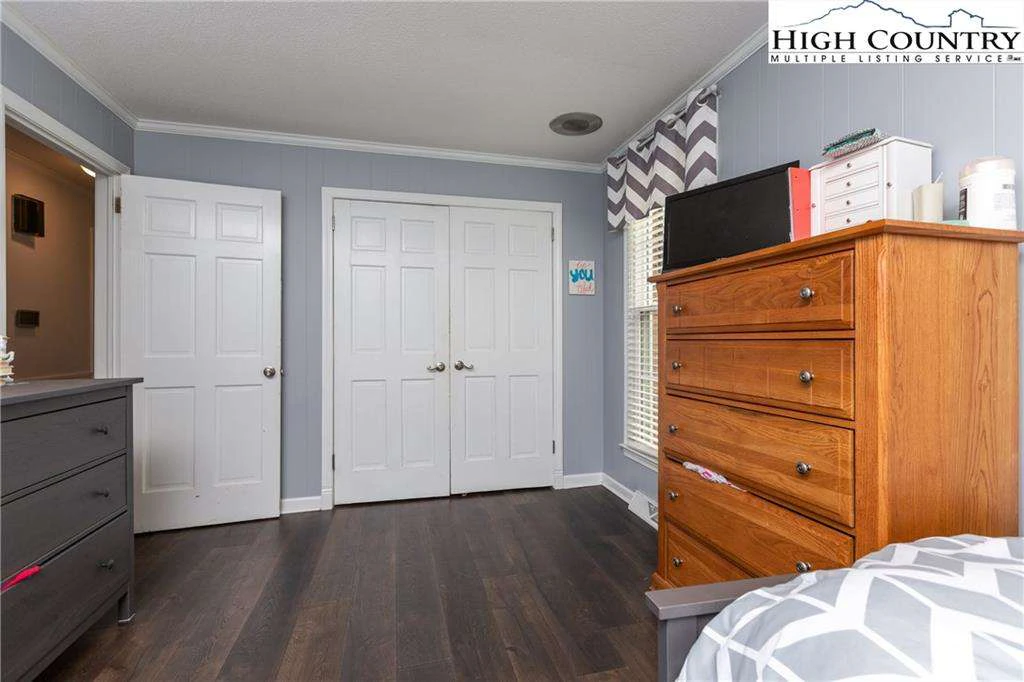 Image number 10 for the current listing