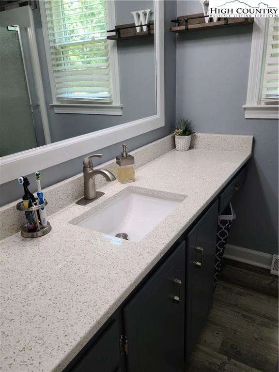 Image number 4 for the current listing