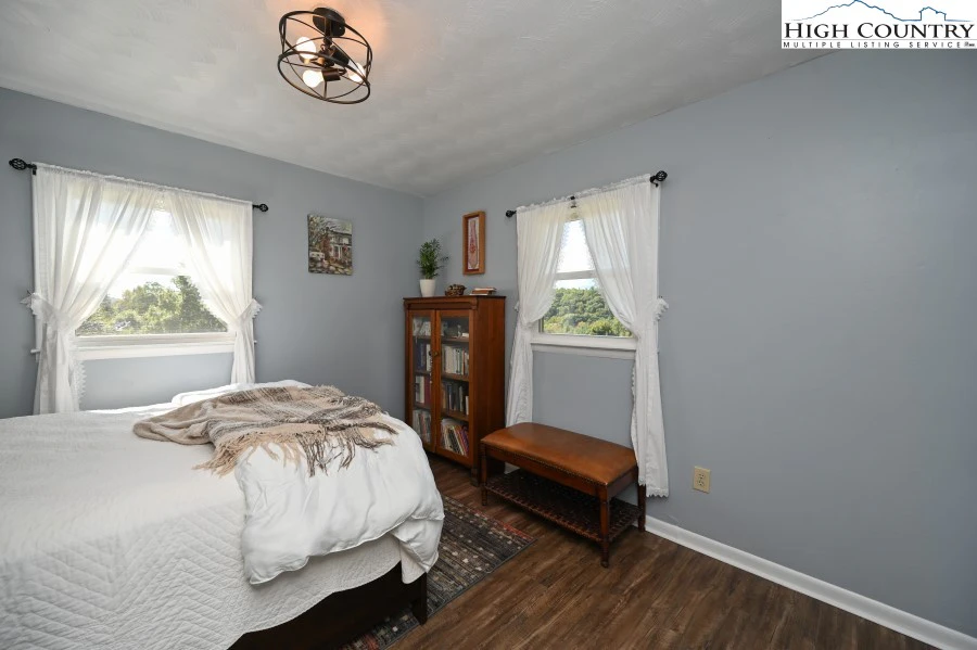 Image number 5 for the current listing