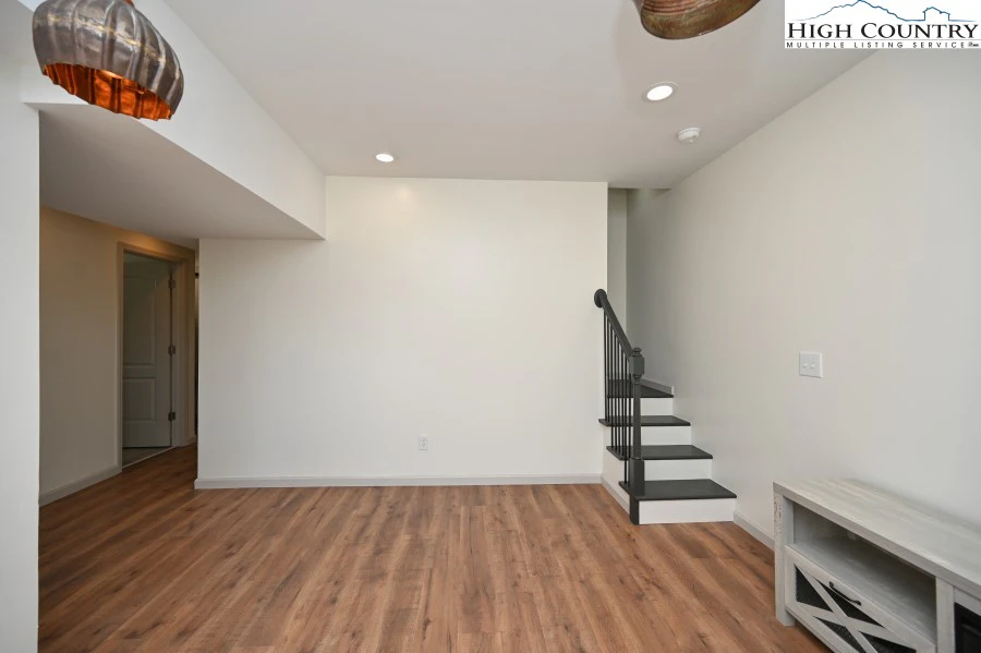 Image number 7 for the current listing