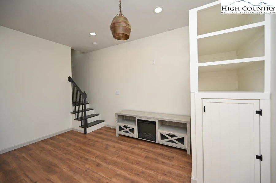 Image number 8 for the current listing