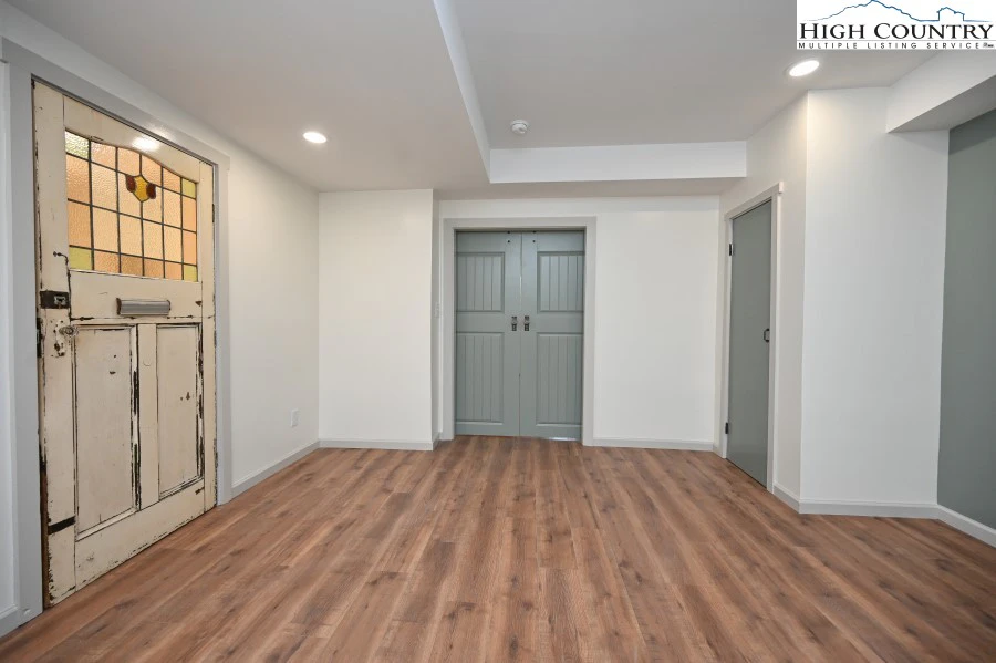 Image number 2 for the current listing