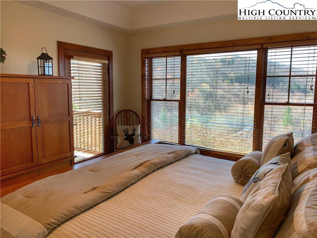 Image number 20 for the current listing