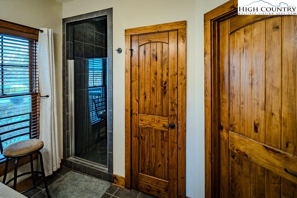 Image number 11 for the current listing
