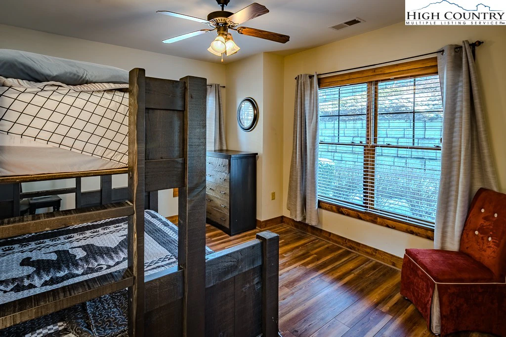 Image number 3 for the current listing