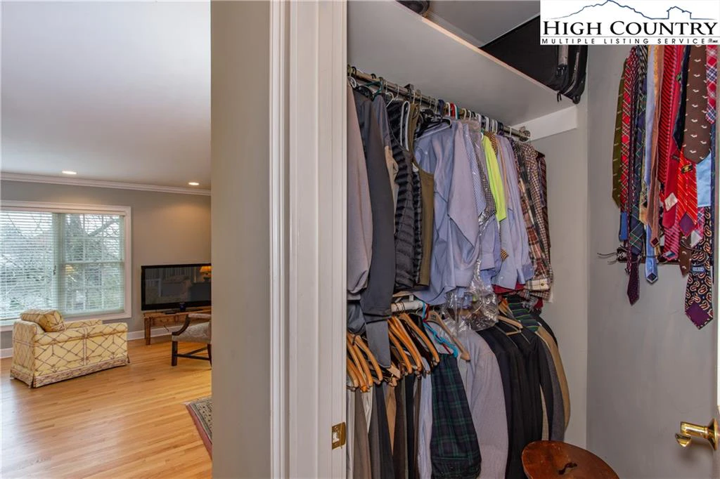 Image number 3 for the current listing