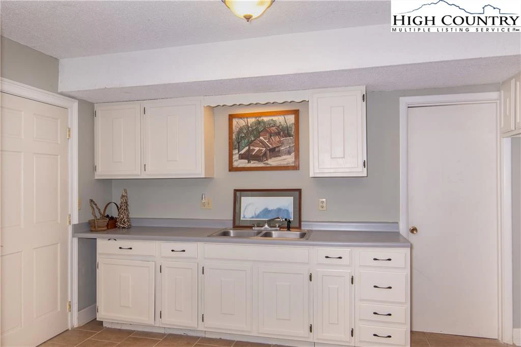 Image number 9 for the current listing