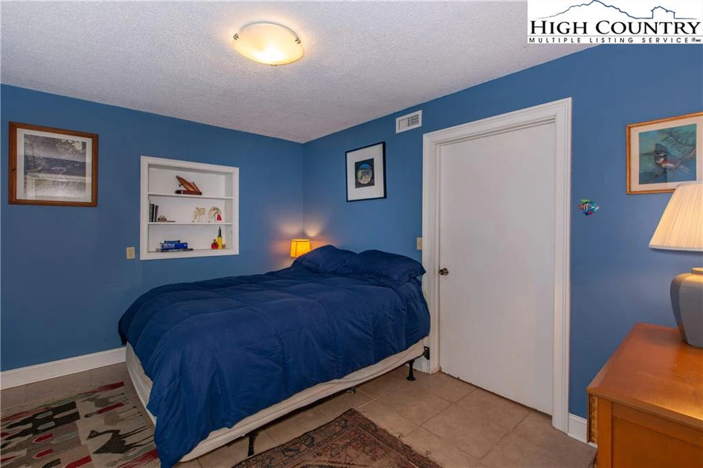 Image number 11 for the current listing
