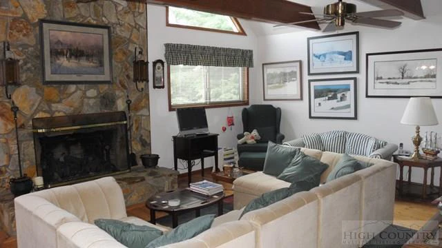 Image number 8 for the current listing