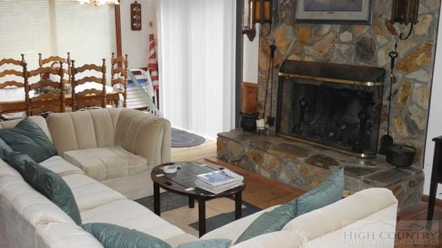 Image number 7 for the current listing