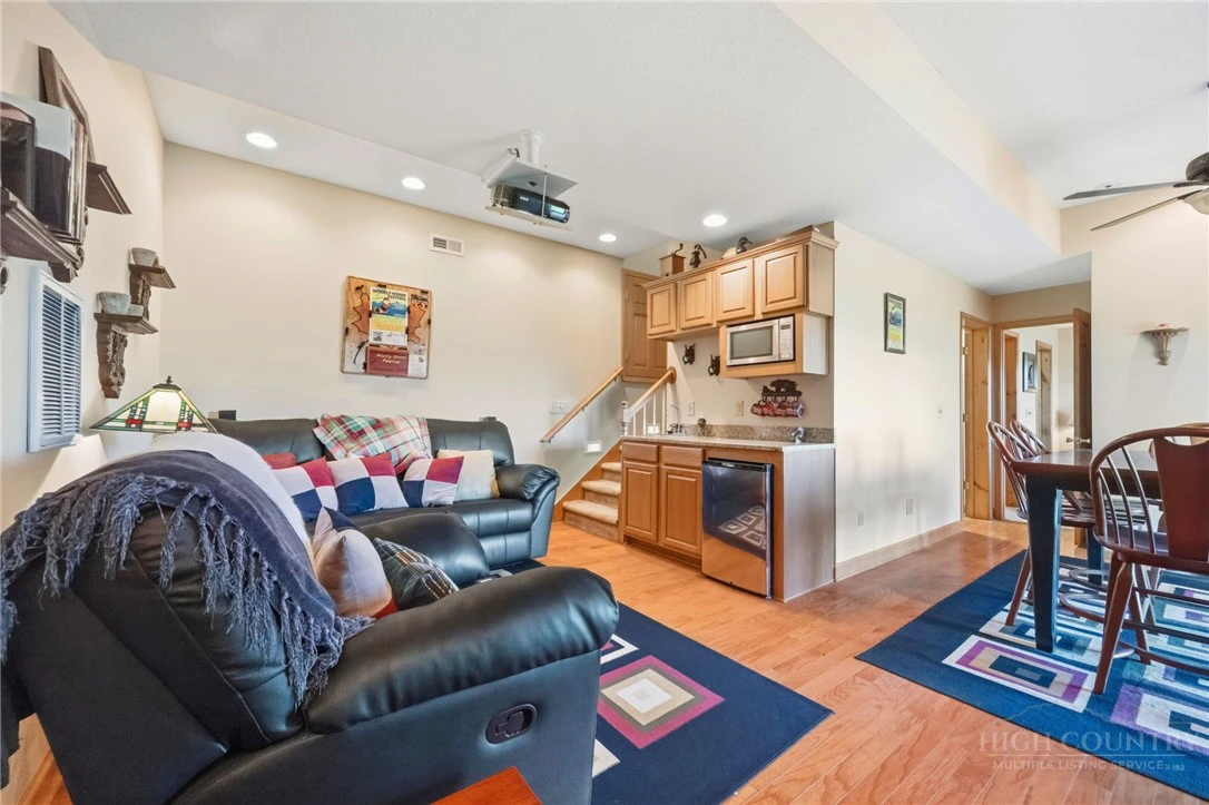 Image number 5 for the current listing