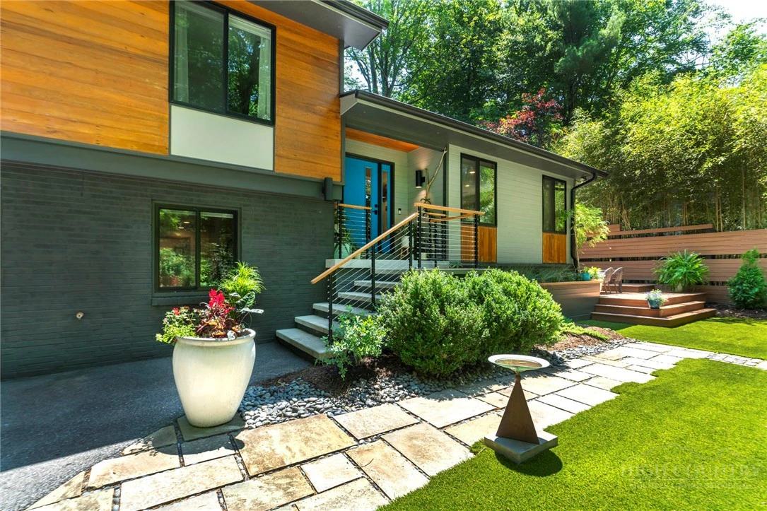 Image number 2 for the current listing