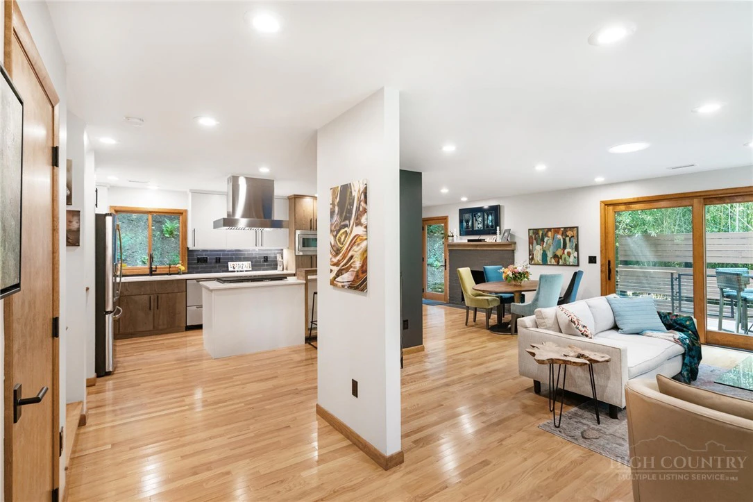 Image number 5 for the current listing