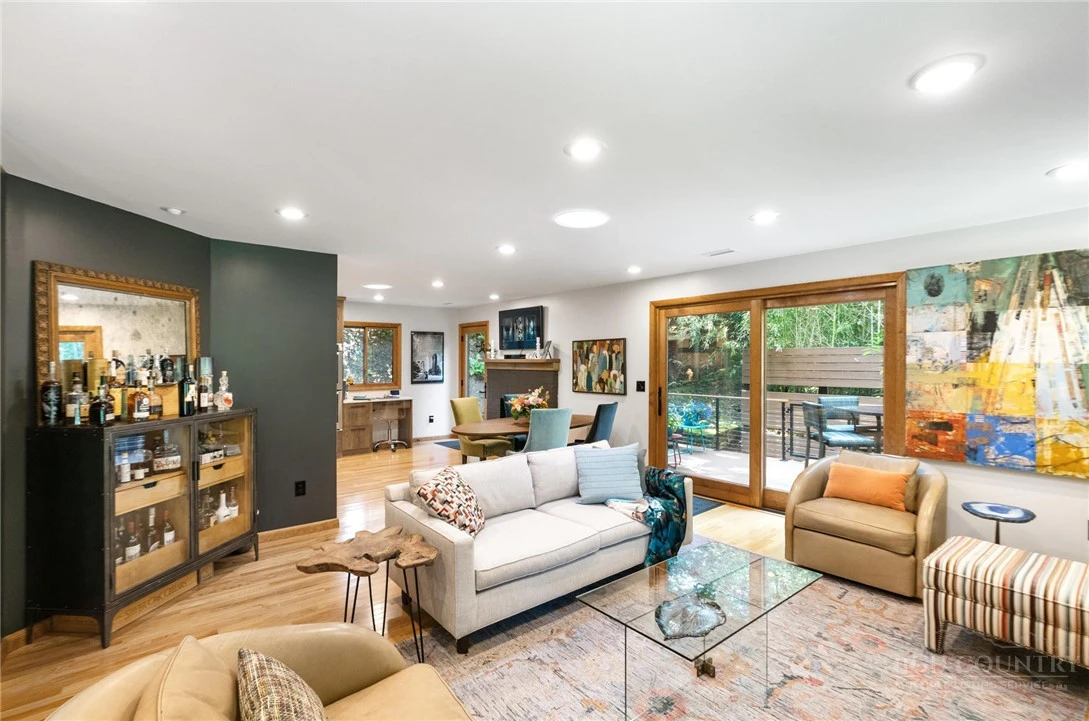 Image number 3 for the current listing