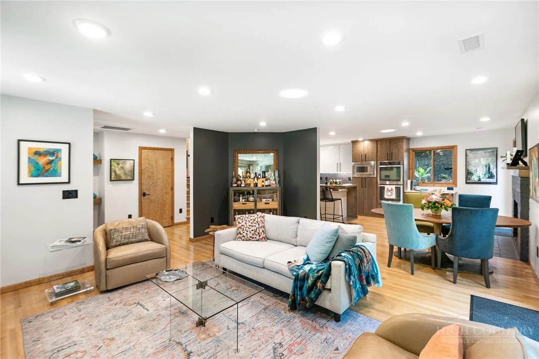 Image number 4 for the current listing