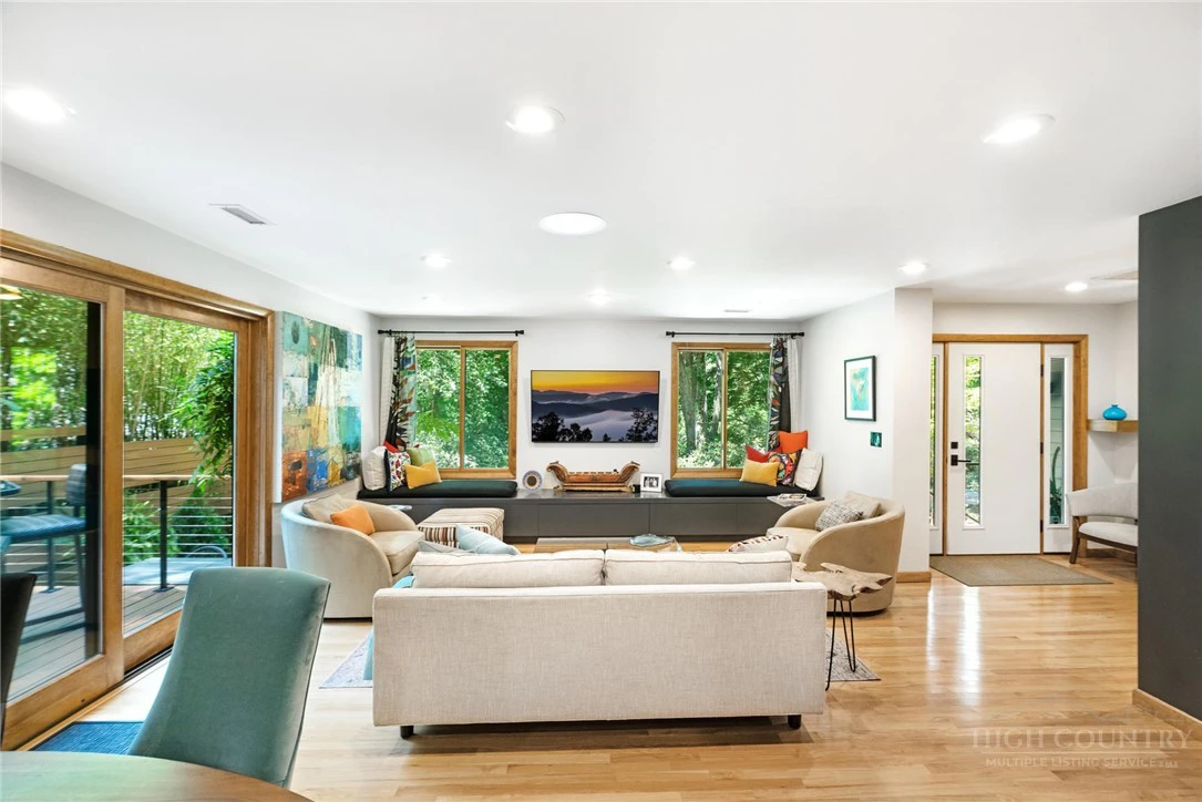 Image number 16 for the current listing