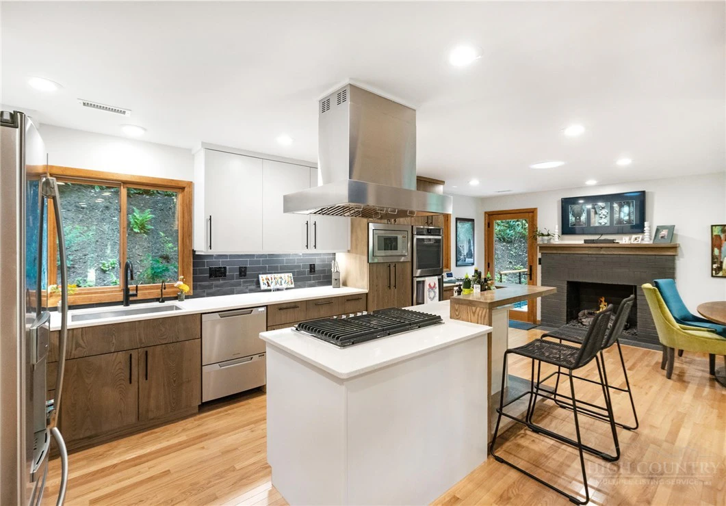 Image number 17 for the current listing