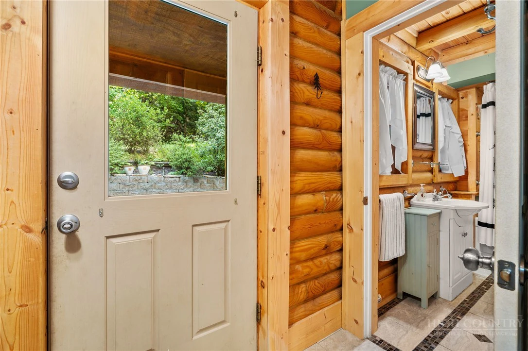 Image number 15 for the current listing