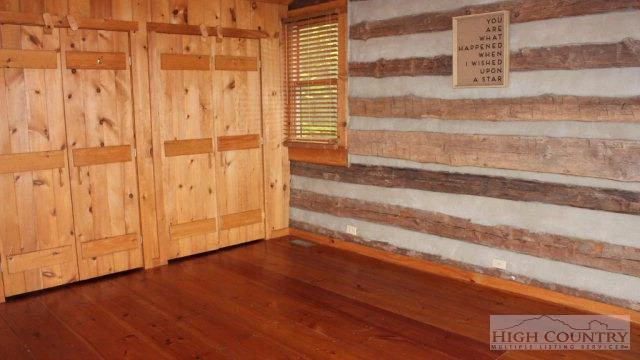 Image number 18 for the current listing