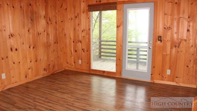 Image number 14 for the current listing