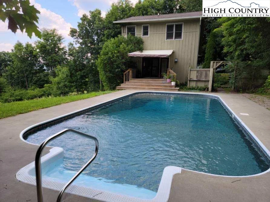 Image number 1 for the current listing