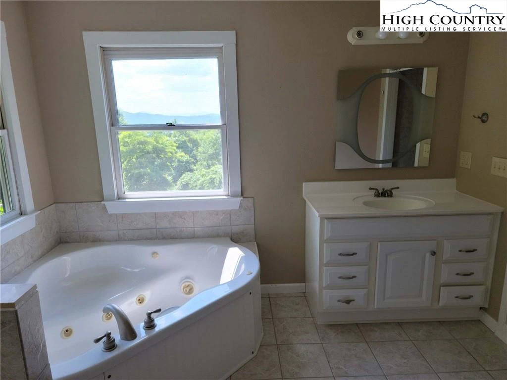 Image number 2 for the current listing
