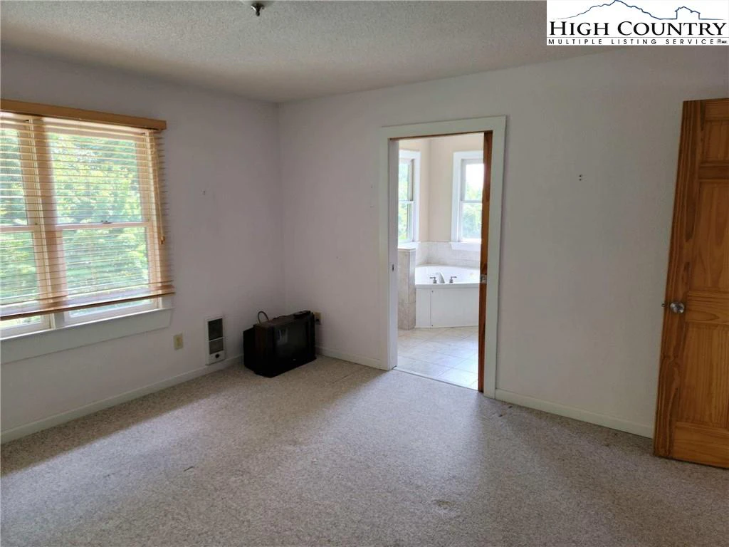 Image number 12 for the current listing