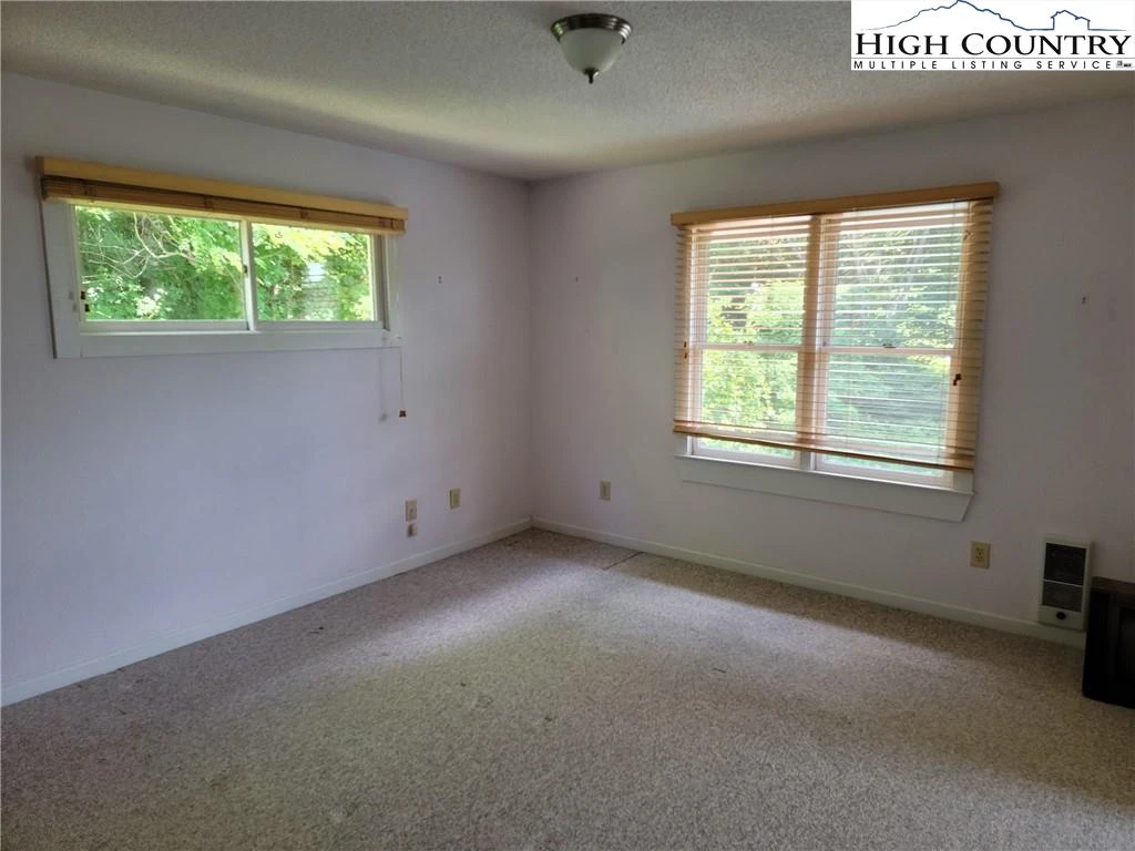 Image number 11 for the current listing